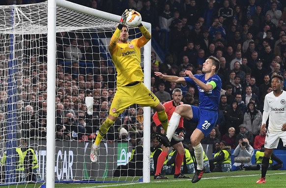 epa07559503 Goalkeeper Kevin Trapp (L) of Eintracht Frankfurt gets to the ball in front of Cesar Azpilicueta of Chelsea during the UEFA Europa League semi final 2nd leg match between Chelsea FC and Ei ...