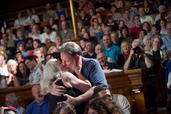 «Heavy Kissing» oder so: Teilnehmer der Gala an der Harvard-Universität lieferten Anschauungsunterricht zur Forschung, die sich mit den Auswirkungen von intensivem Küssen beschäftigten.