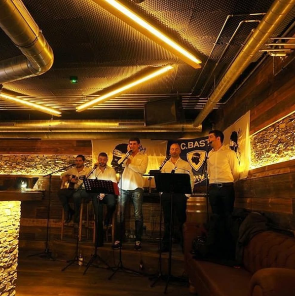 Auf vielen älteren Bildern aus dem Innern der Bar ist die Decke mit den Schaumstoffelementen verkleidet.