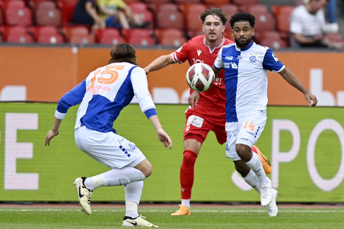 Der Grasshopper Theo Ndicka, rechts, gegen den Thuner Marc Gutbub, links, beim Fussball Barrage-Spiel Grasshopper Club Zuerich gegen den FC Thun im Stadion Letzigrund in Zuerich am Sonntag, 26. Mai 20 ...