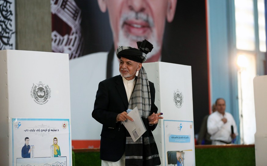 epa07875601 Afghanistan president Ashraf Ghani (C) casts his vote at a polling station during the presidential elections, in Kabul, Afghanistan, 28 September 2019. The Afghan presidential elections wi ...