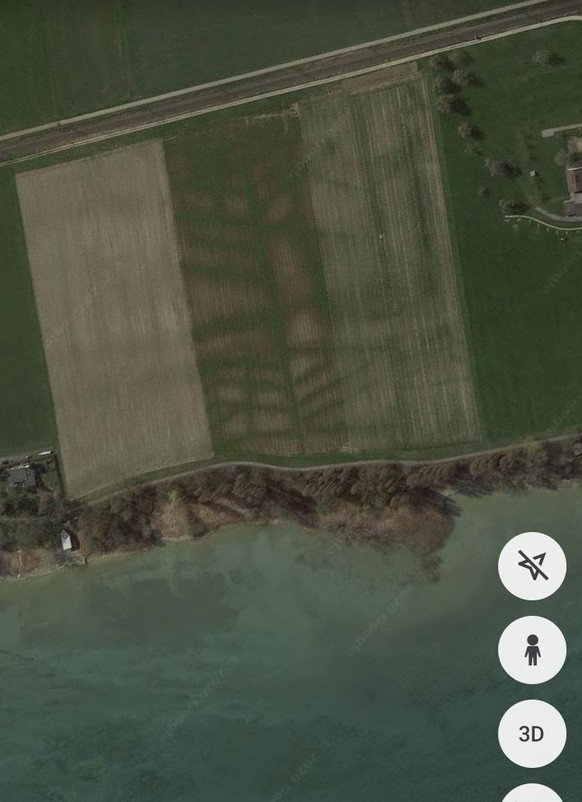 8 Normalos, die zufällig historische Schätze entdeckt haben\nIch bin vor kurzem auch auf so eine Google Merkwürdigkeit gestossen, ein Acker mit Seeanstoss und mit darunterliegendem Muster, das vermutl ...