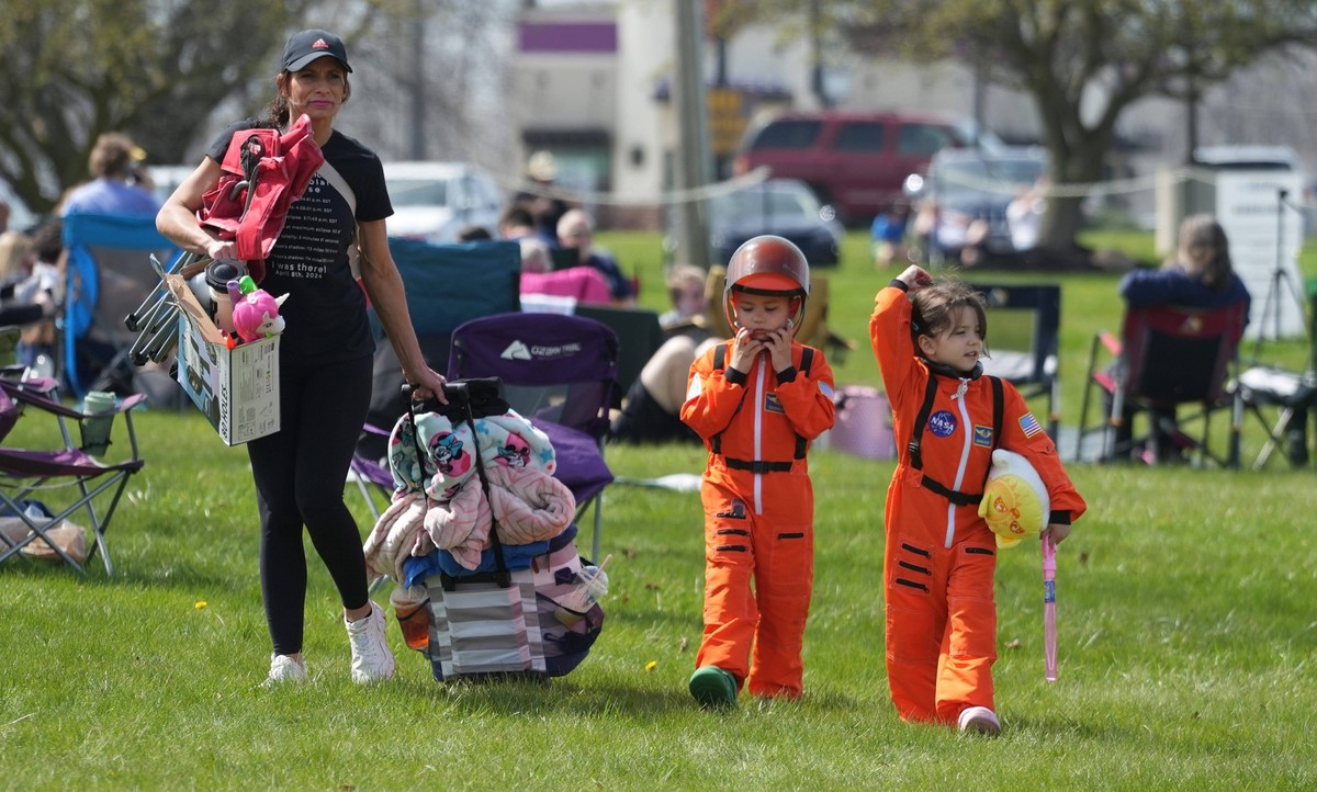 Syndication: The Columbus Dispatch April 8, 2024 Wapakoneta, OH, United States Lima residents Shannon Sien and twins Mateo and Malania West look for a spot to view the 2024 Solar Eclipse at the Neil A ...