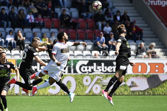 Thuns Christian Fassnacht, links, und Nicolas Buergy, rechts, im Duell mit Sions Carlitos im Fussball Meisterschaftsspiel der Super League zwischen dem FC Thun und dem FC Sion, am Sonntag, 30. April 2 ...