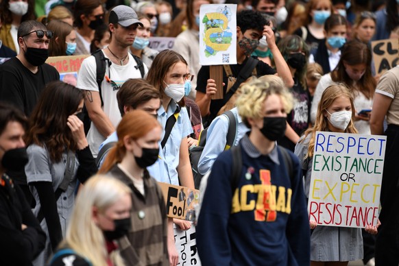 epa09848102 School students hold placards during a Climate School Strike protest at Treasury Gardens in Melbourne, Australia, 25 March 2022. EPA/JOEL CARRETT AUSTRALIA AND NEW ZEALAND OUT