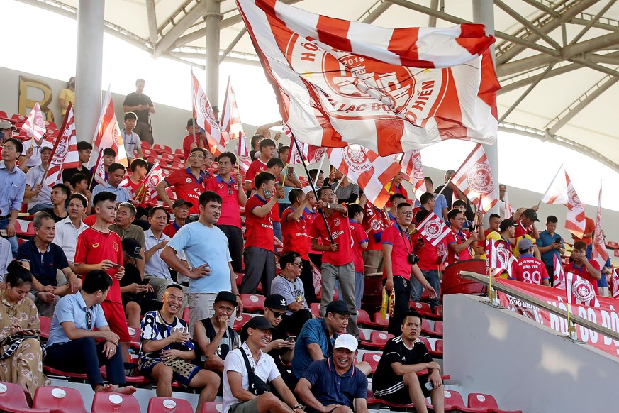 epa08443313 Pho Hien fans cheer during the Vietnamese Cup round of 32 soccer match between Pho Hien FC and Thanh Hoa FC at the PVF stadium in Hung Yen, Vietnam, 25 May 2012. Vietnam has resumed soccer ...