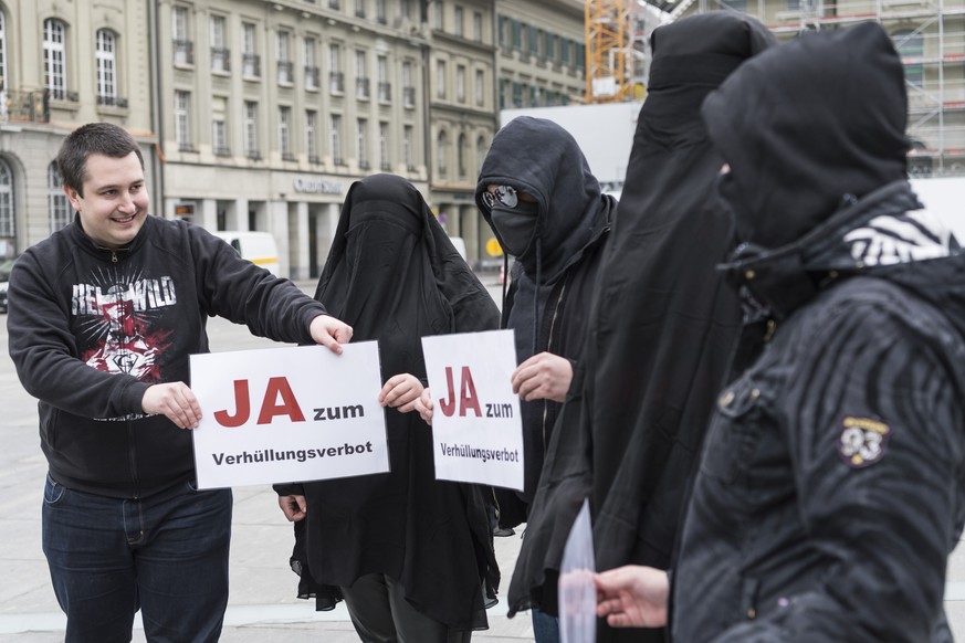 Der ehemalige Praesident der Jungen SVP, Anian Liebrand, weist die StatistInnen an, die sich als Burkatraegerinnen und Vermummte inszenieren, zur Lancierung der Unterschriftensammlung zur Initiative f ...