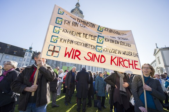 Am 5. März 2014 haben hunderte Demonstranten auf dem Klosterplatz St.Gallen gegen Vitus Huonder unter dem Motto «Es reicht!» protestiert.