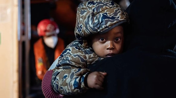 Ein geflüchtetes Kind bei der Ankunft in Italien (Symbolbild): Laut der Hilfsorganisation Save the Children kommen immer mehr unbegleitete Minderjährige im Land an.