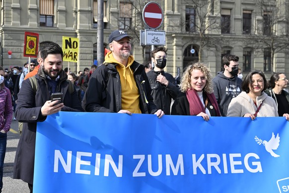 Cedric Wermuth, Co-Praesident SP-Schweiz, links, un andere Personen verschiedener Organsiationen demonstrieren gegen den Krieg in der Ukraine, am Samstag, 12. Maerz 2022, in Bern. (KEYSTONE/Peter Schn ...