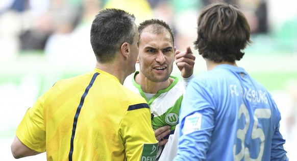 Anstatt Tore zu schiessen legt sich Bas Dost mit Marwin Hitz an.