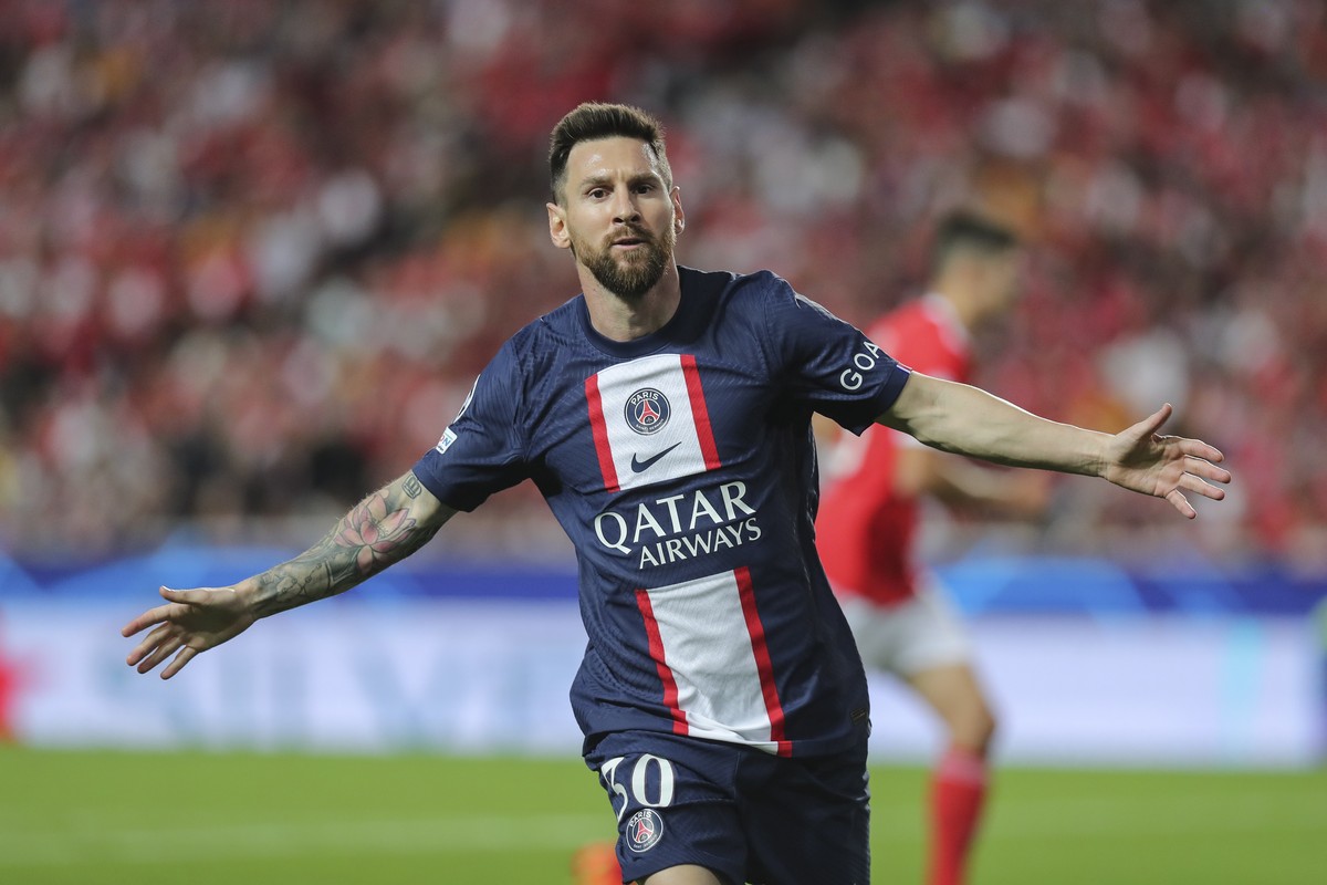 epa10225662 Paris Saint Germain's Lionel Messi celebrates after scoring the 1-0 lead in the UEFA Champions League Group H match between SL Benfica and Paris Saint Germain at Luz Stadium in Lisbon ...