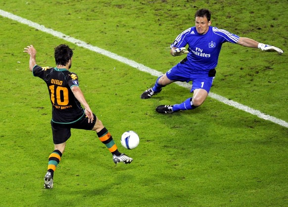 epa01722586 Werder Bremen&#039;s Diego (L) scores past Hamburg goalkeeper Frank Rost during their UEFA Cup soccer match at the HSH Nordbank arena in Hamburg, Germany on 07 May 2009. EPA/MAURIZIO GAMBA ...