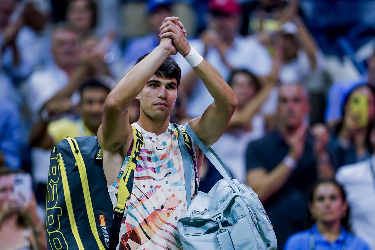 epa10849879 Carlos Alcaraz of Spain reacts while leaving the court after losing to Daniil Medvedev of Russia during their men's singles semifinal round match during the US Open Tennis Championshi ...