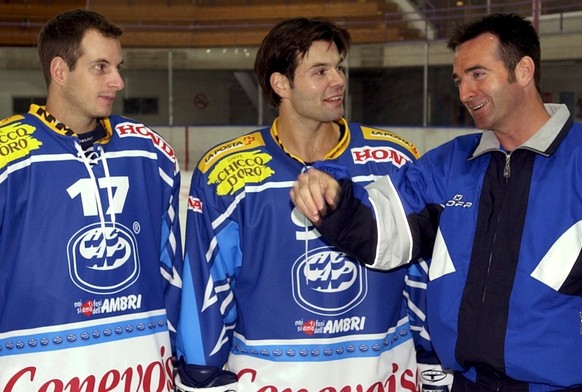 Trainer Serge Pelletier, rechts, am Montag, 28. Juli 2003, in der Eishalle von Biasca, zusammen mit seinen beiden neuen Kanadier links, Hnat Domenichelli, und Jean-Guy Trudel, Mitte. (KEYSTONE/Karl Ma ...