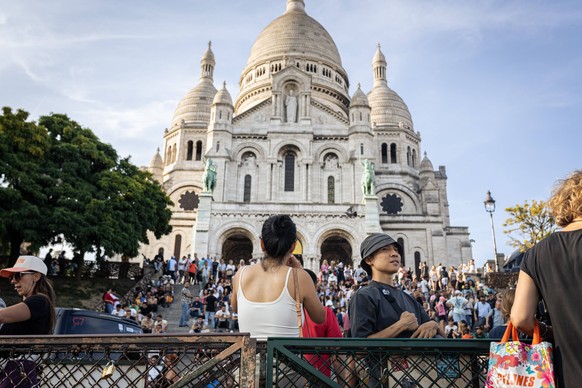 Daily life in Paris, France - 18 Aug 2025 Tourists enjoy the view from the viewpoint at the top of the hill in front of the Sacré-Cur Basilica in Montmartre. Daily life in the Montmartre neighbourhoo ...