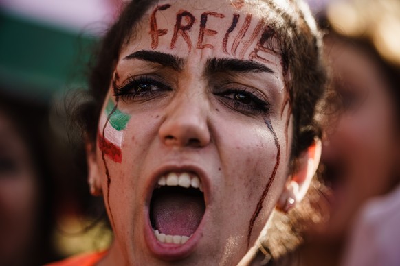 epa10259150 A demonstrator with the word &#039;freedom&#039; in German inscribed on her forehead shouts during a rally in solidarity with Iranian protests following the death of Mahsa Amini, in Berlin ...