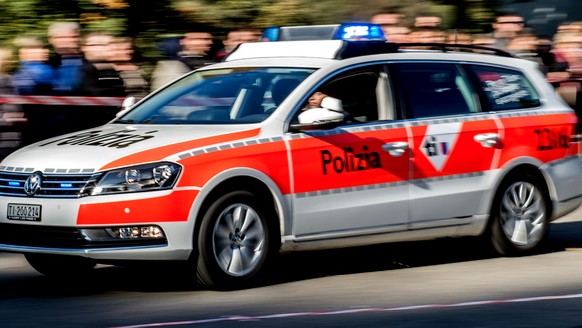 Ein Polizeiauto im Einsatz bei einer Publikums-Vorfuehrung von Polizeianwaertern in verschiedenen Einsaetzen der Polizei, am Tag der offenen Tuer an der Polizeischule in Isone im Tessin, am Samstag, 1 ...