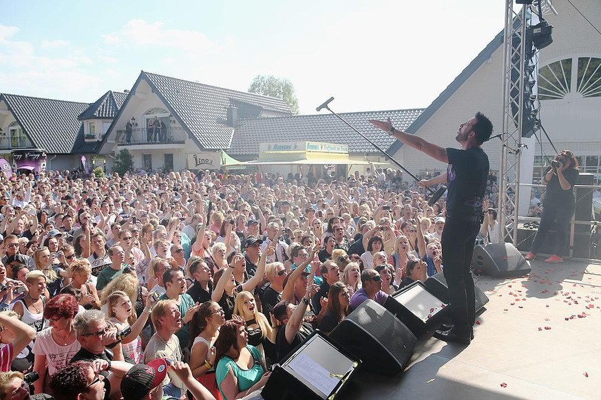 Auf seiner Ranch veranstaltet Michael Wendler auch besonders bei den weiblichen Fans beliebte Konzerte.