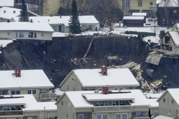 Ein Teil des Erdrutsches erfasste die Wohnhäuser in der Ortschaft Ask, 30. Dezember 2020.