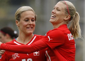 Lara Dickenmann und ihre Kolleginnen treffen an der WM auf Titelverteidiger Japan.