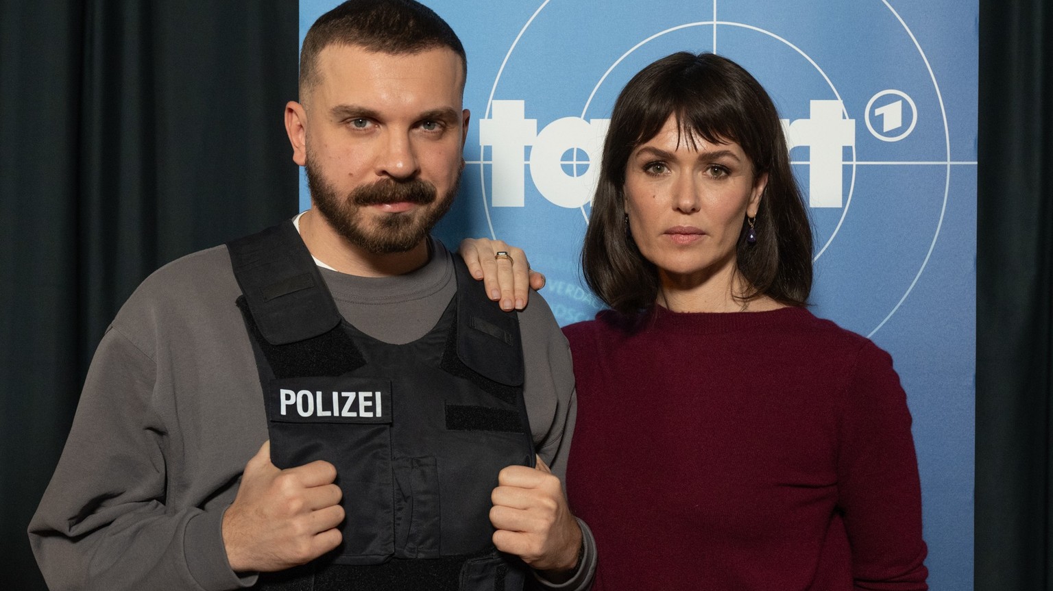 ARCHIV - 11.11.2024, Hessen, Frankfurt/Main: Schauspielerin Melika Foroutan (r) und Schauspieler Edin Hasanovic werden auf einer Pressekonferenz des Hessischen Rundfunks (hr) am Rande von laufenden Dr ...