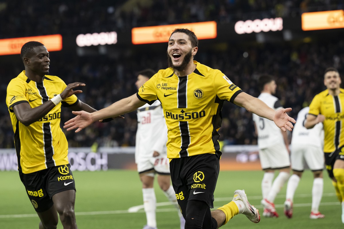 Jaouen Hadjam (YB), rechts, jubelt nach dem ersten Tor 1-0 im Fussball Meisterschaftsspiel der Swiss Super League zwischen BSC Young Boys, YB, und FC Lugano, LUG, vom Sonntag, 23. Februar 2025 in Stad ...