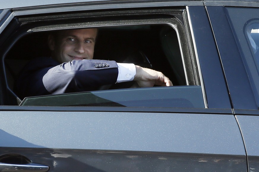 epaselect epa06034666 French President Emmanuel Macron waves to the crowd after he casting his vote in the second round of the French legislative elections at the City Hall in Le Touquet, France, 18 J ...