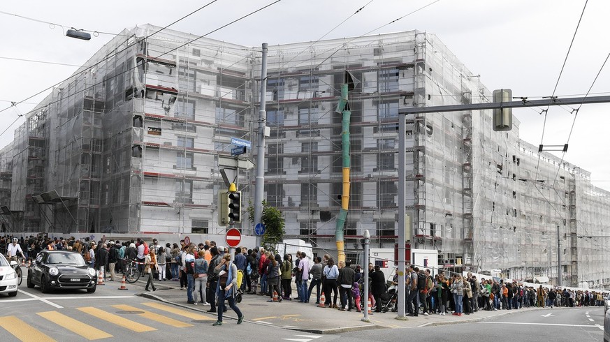 Gigantische Schlange von Wohnungssuchenden bei der Besichtigung einer Musterwohnung der Wohnungssiedlung Kronenwiese im Zuercher Quartier Unterstrass am Freitag, 3. Juni 2016. Auf der Kronenwiese erst ...