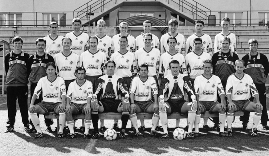 In der Saison 1999/2000 spielte Sevan Copkan (hinten, 2.v.r.) in der NLB für den FC Winterthur mit prominenten Teamkameraden: Dario Zuffi (vorne, 1.v.r.), René Weiler (hinten, 3.v.r.), Peter Knäbel (S ...