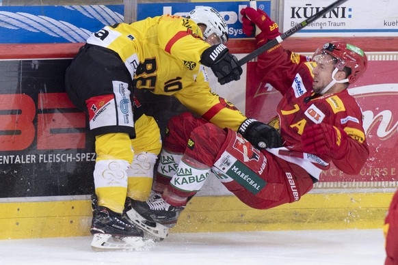 Tigers Larry Leeger, rechts, im Kampf um den Puck gegen Berns Tristan Scherwey, links, waehrend dem Qualifikations-Spiel der National League, zwischen den SCL Tigers und dem SC Bern, am Freitag 29. Ok ...