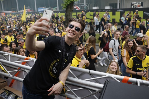 Lukasz Lakomy macht ein Selfie fuer einen Fan bei der Meisterfeier, am Sonntag, 26. Mai 2024 in Bern. Der Umzug fuehrt vom Stadion Wankdorf zum Bundesplatz. (KEYSTONE/Peter Klaunzer)