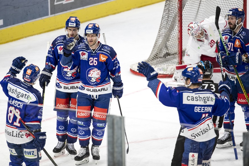 Jubel bei den Spielern der ZSC Lions im vierten Eishockey Playoff-Viertelfinalspiel der National League zwischen den ZSC Lions und Lausanne HC am Montag, 19. April 2021, im Hallenstadion in Zuerich. ( ...