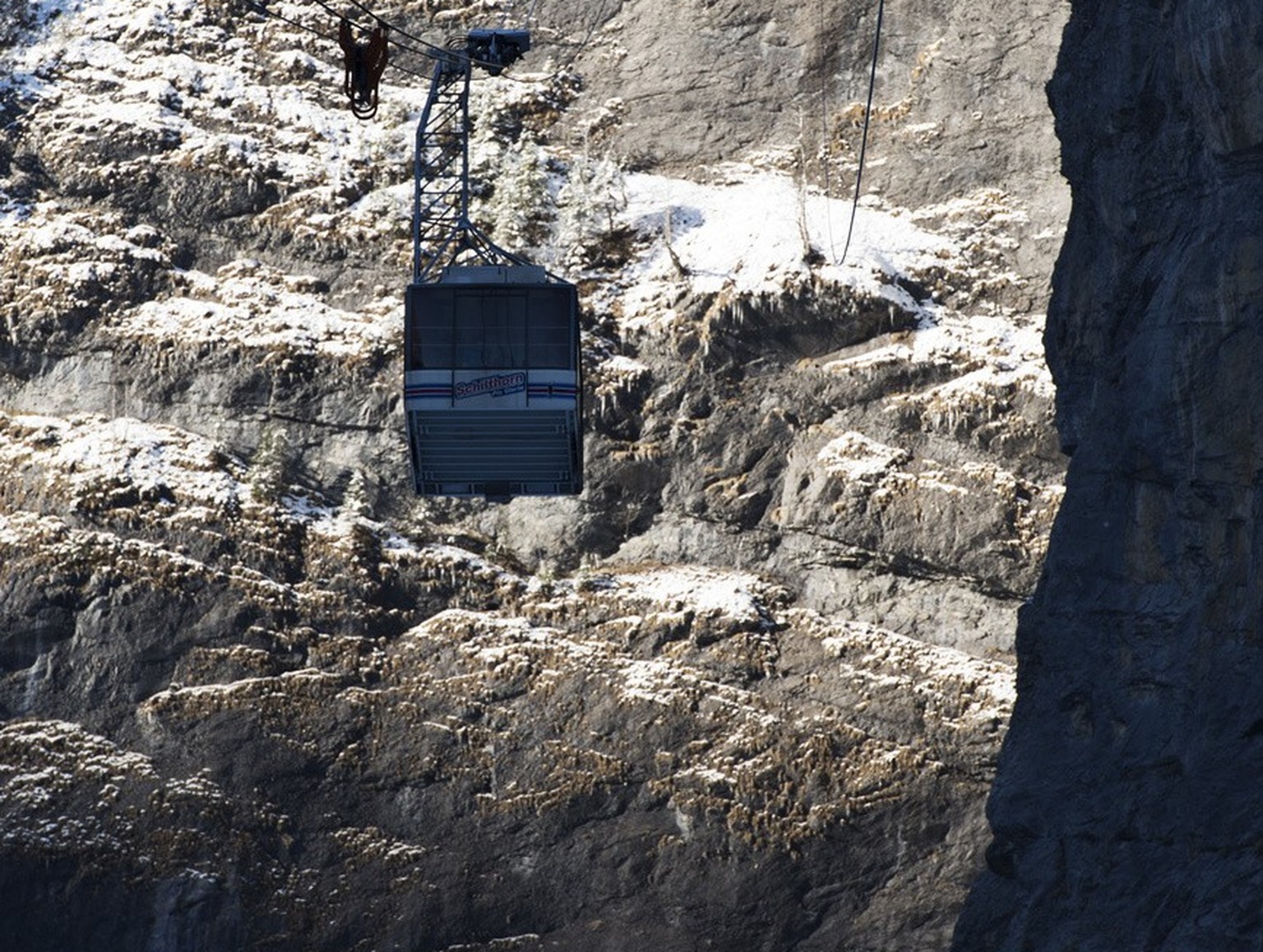 ie Gondel der Schilthornbahn ist auf dem Weg von Stechelberg nach Gimmelwald, aufgenommen am 1. April 2013 am Schilthorn in Muerren. Das Schilthorn mit dem Drehrestaurant Piz Gloria war Drehort eines  ...