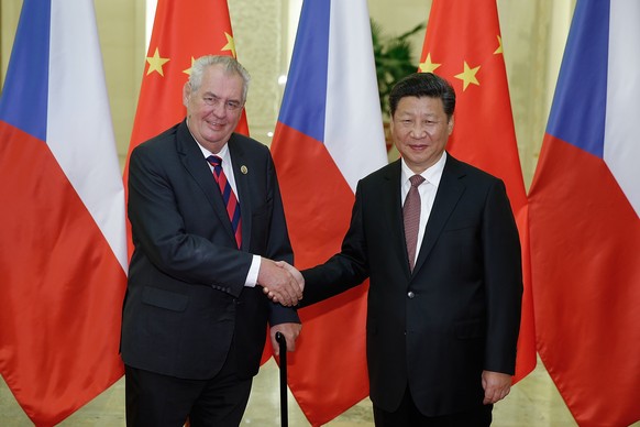 Milos Zeman (l.) wurde Anfang September in Peking von Chinas Staatschef Xi Jinping empfangen.