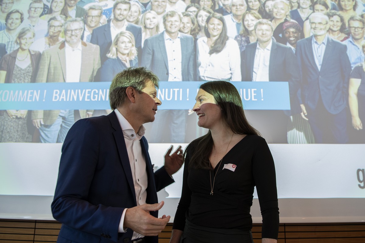 Parteipraesident und Nationalrat Juerg Grossen, BE, rechts, spricht mit Nationalraetin und Fraktionspraesidentin Tiana Moser, ZH, an der Delegiertenversammlung der Gruenliberalen Partei der Schweiz, G ...