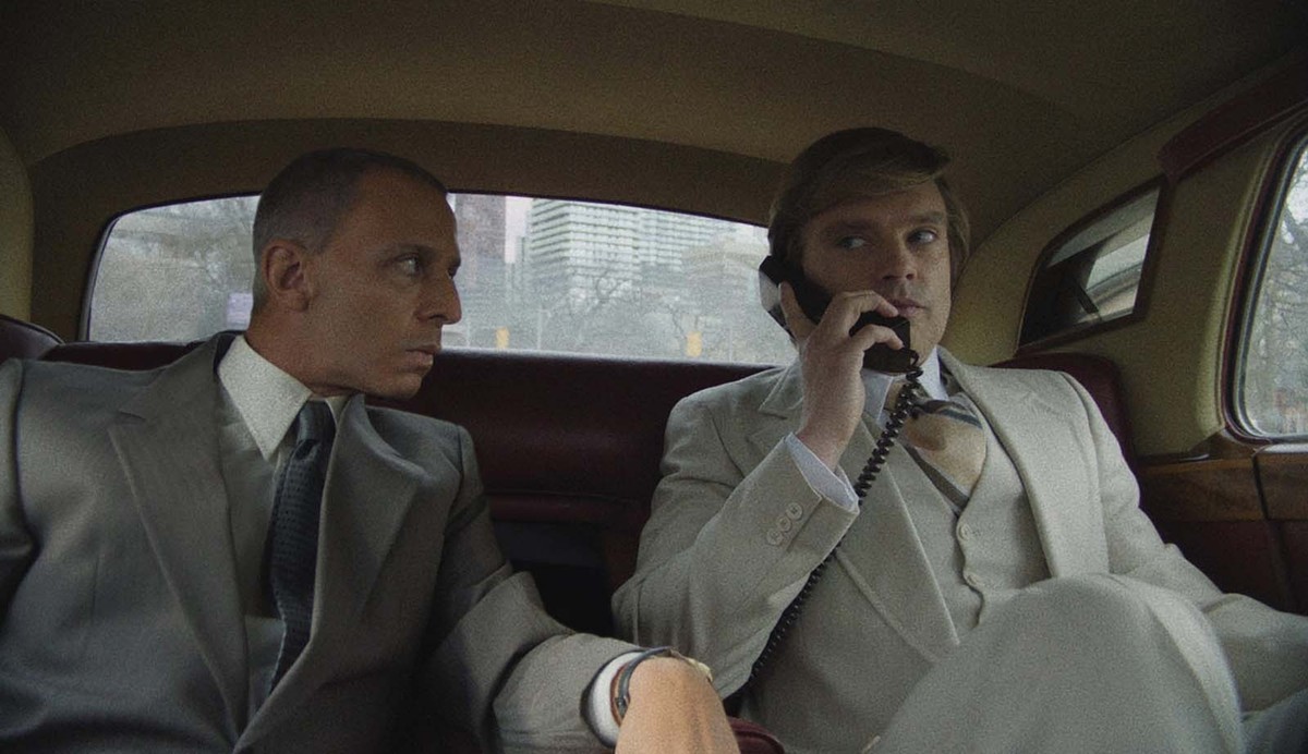 Années 1970. Les jeunes années de l'entrepreneur immobilier, Donald Trump et sa relation avec l'homme politique, Roy Cohn.