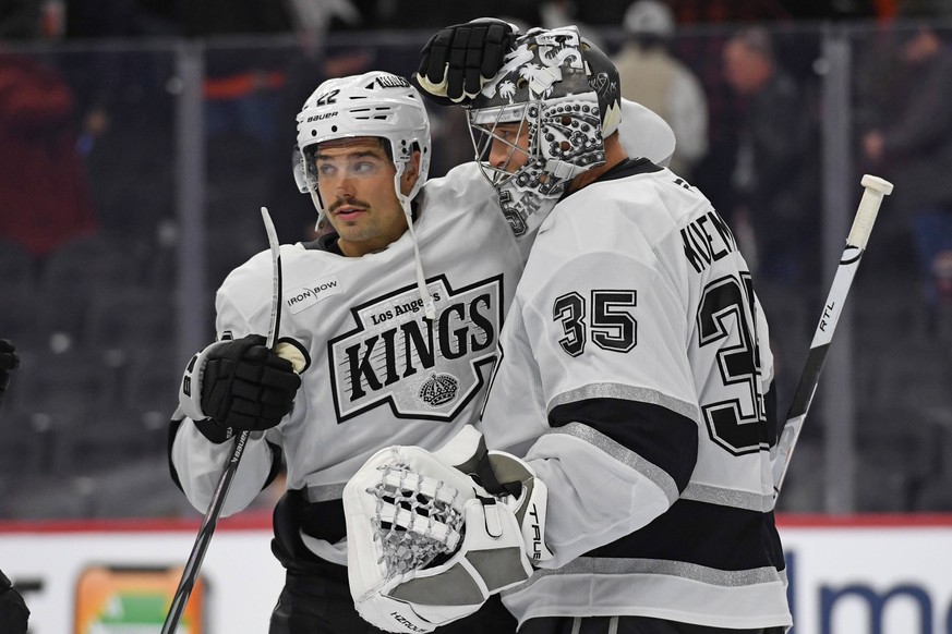 NHL, Eishockey Herren, USA Los Angeles Kings at Philadelphia Flyers Dec 19, 2024 Philadelphia, Pennsylvania, USA Los Angeles Kings left wing Kevin Fiala 22 and goaltender Darcy Kuemper 35 celebrate wi ...