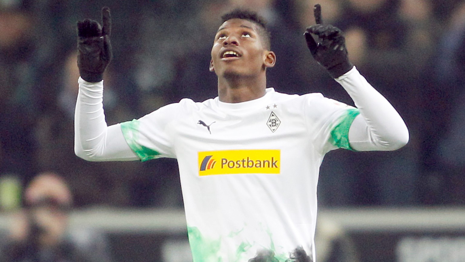 01.12.2019, Nordrhein-Westfalen, Moenchengladbach: Fussball: Bundesliga, Borussia Moenchengladbach - SC Freiburg, 13. Spieltag im Borussia-Park. Der Moenchengladbacher Torschuetze zum 2:1 Breel Embolo ...