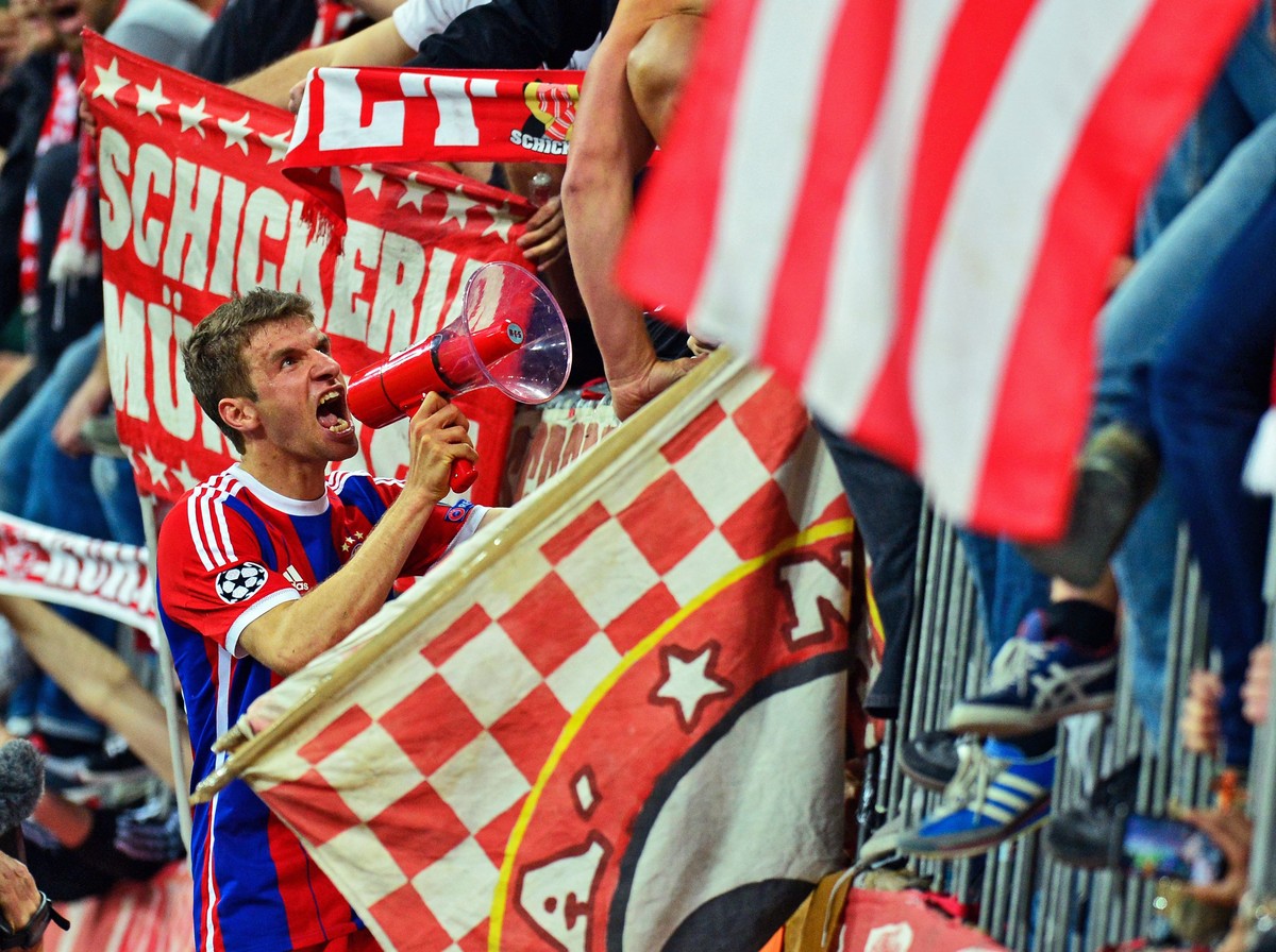 «Hättet ihr uns ein wenig mehr angefeuert, dann wären wir jetzt im Halbfinal!» Freizeit-Hooligan Thomas Müller geigt den Fanboys seine Meinung.
