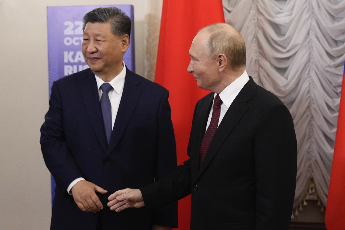 Russian President Vladimir Putin, right, and Chinese President Xi Jinping shake hands during their meeting on the sidelines of BRICS Summit at Kazan Kremlin in Kazan, Russia, Tuesday, Oct. 22, 2024. ( ...