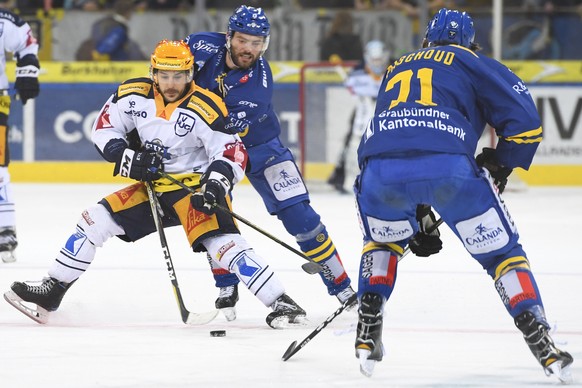 Zugs Garrett Roe, links, gegen Davos Robert Kousal, beim Eishockey-Qualifikationsspiel der National League A zwischen dem HC Davos und dem EV Zug, am Sonntag, 7. Januar 2018, in der Vaillant Arena in  ...