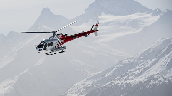 ARCHIV - ZUR VERGABE DES MANDATS ZUR BERGRETTUNG IM WALLIS ZWISCHEN DER AIR ZERMATT, DER AIR-GLACIERS UND DER REGA STELLEN WIR IHNEN FOLGENDES BILDMATERIAL ZUR VERFUEGUNG - A helicopter from the compa ...