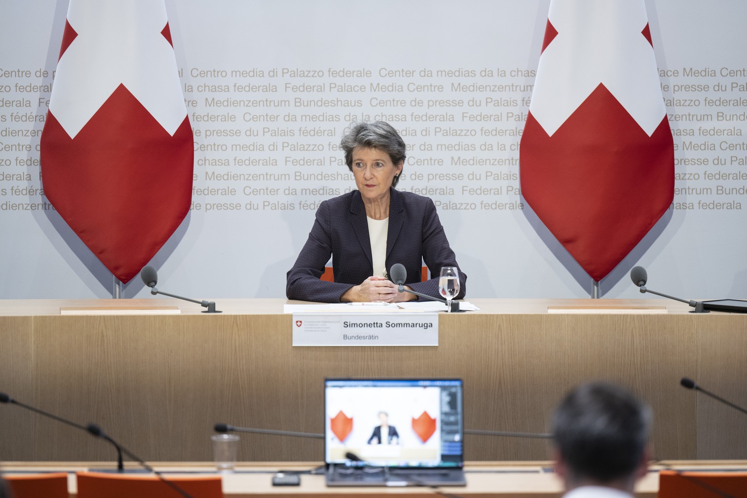 Bundesraetin Simonetta Sommaruga spricht an einer Medienkonferenz und gibt ihren Ruecktritt aus dem Bundesrat auf Ende Jahr bekannt, am Mittwoch, 2. November 2022, in Bern. (KEYSTONE/Peter Schneider)