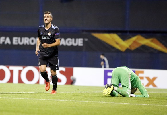 Dinamo Zagreb&#039;s Mario Gavranovic, left, celebrates next to Fenerbahce goalkeeper Harun Tekin after Dinamo Zagreb&#039;s Dani Olmo scored his side&#039;s fourth goal during the group D Europa Leag ...