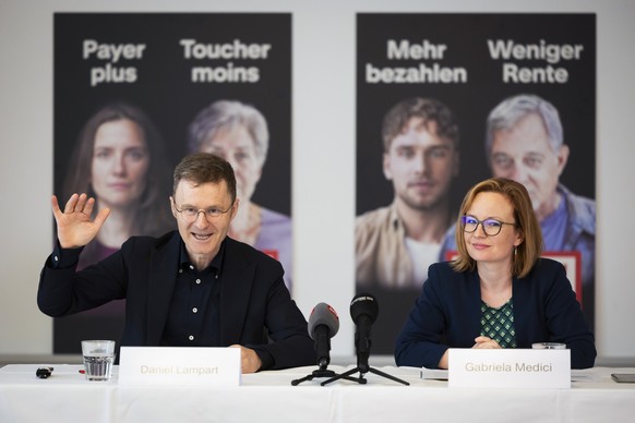 Daniel Lampart, Sekretariatsleiter SGB, links, spricht neben Gabriela Medici, Leiterin Sozialversicherungen SGB, waehrend einer Medienkonferenz des SGB zur BVG-Reform, am Dienstag, 27. August 2024, in ...