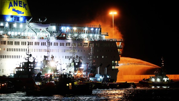 epa06980084 Firefighting boats try to extinguish a fire that broke out in the garage of &#039;Eleftherios Venizelos&#039; ferry at the port of Piraeus, Greece, 29 August 2018. The ferry carrying 875 o ...