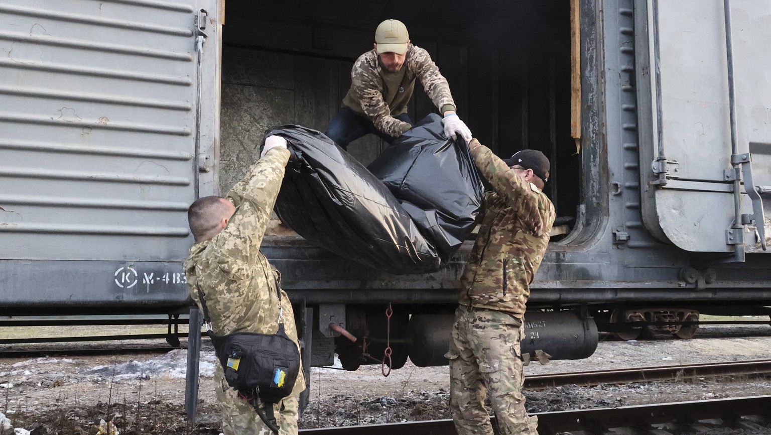 epa10731564 (FILE) - Special team members load the dead body of a Russian soldier into a refrigerator wagon after exhuming the remains in the village of Sinikha near Kupyansk in the Kharkiv area, Ukra ...