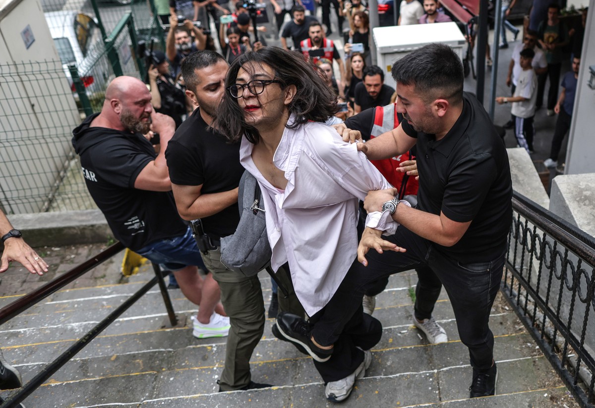 La police interpellé un membre de la communauté LGBT+ lors d'une manifestation à Istanbul (archives).