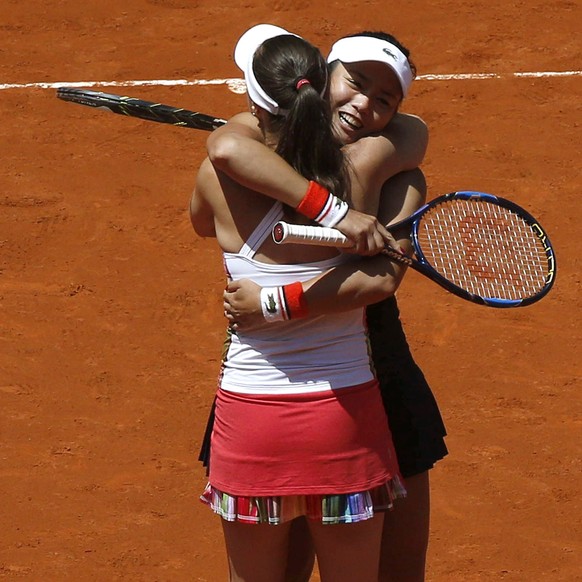 epa05961362 Switzerland&#039;s Martina Hingis (L) and Yung-Jan Chan from Taiwan (R) celebrate their victory in the Women&#039;s doubles final against Czech Andrea Hlavackova and Hungarian Timea Babos  ...